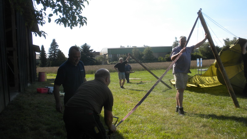 Vorschaubild für 2012-08-01 Sommertreffen Aufbau Helmut